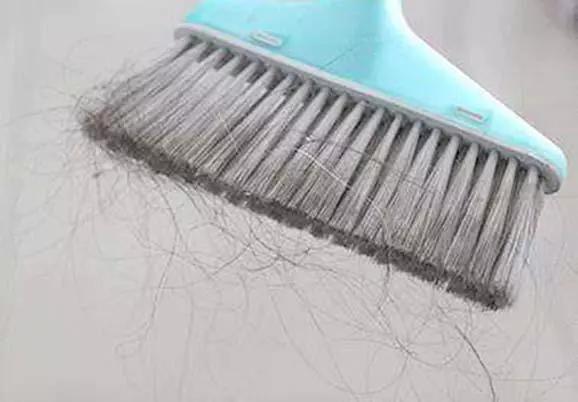 怎样把布扫把洗得干干净净,清理扫把小窍门