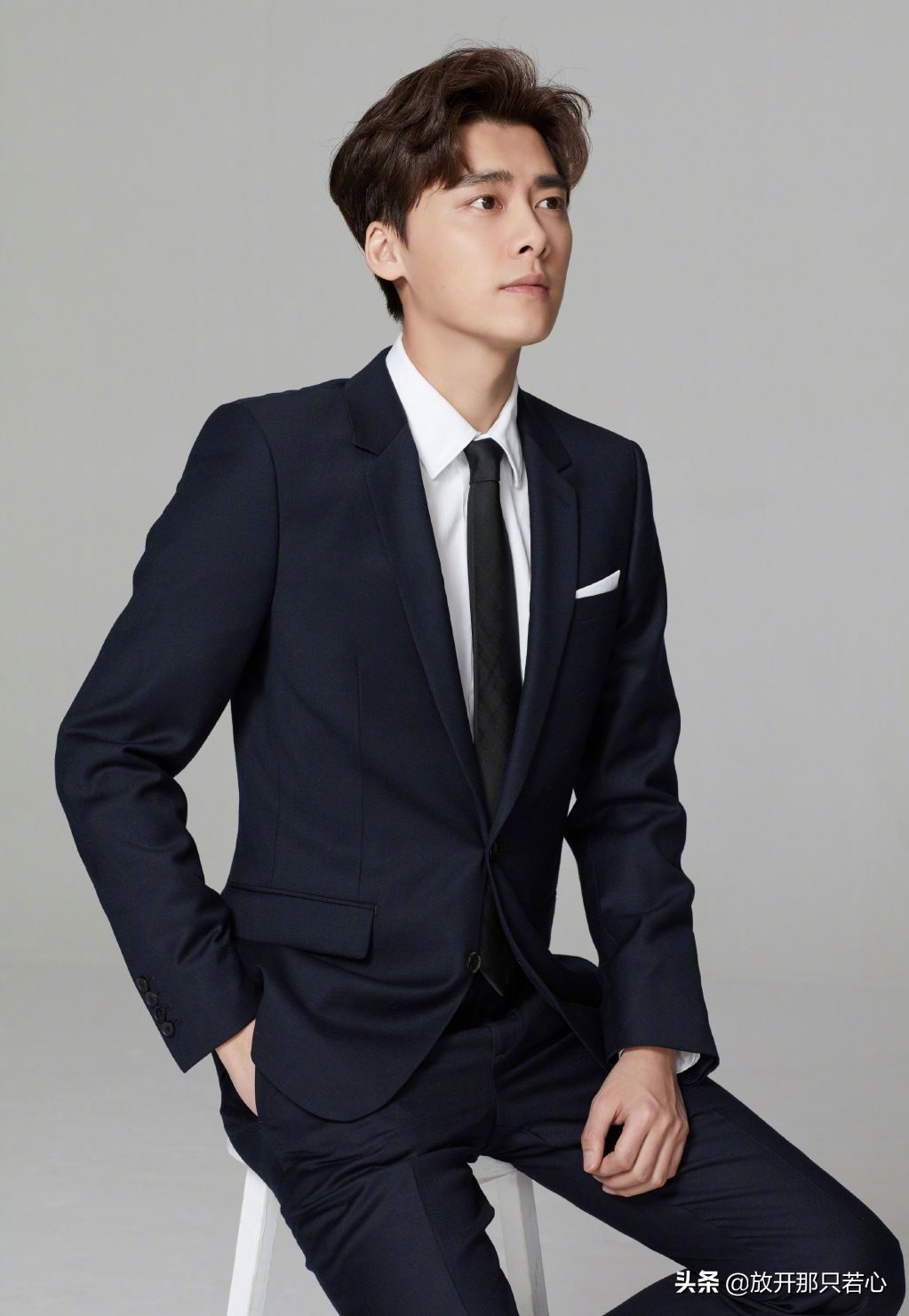 李易峰穿机车皮衣机场,李易峰机车服