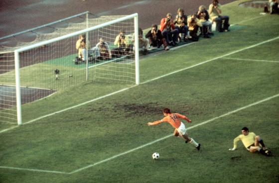 他是足坛最负盛名的老烟枪，参加世界杯所穿的阿迪球衣只有两条杠