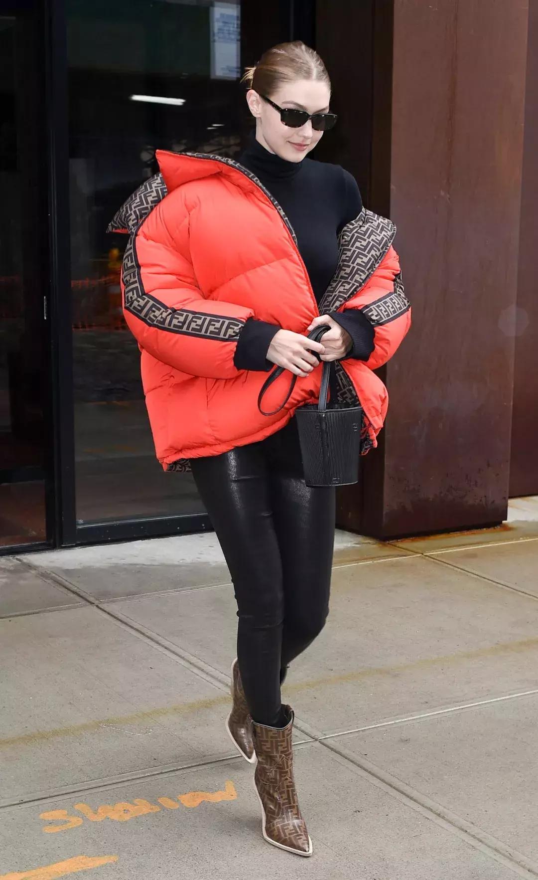 冬天羽绒服内搭怎么穿保暖又时尚,衣柜放久的羽绒服和外套