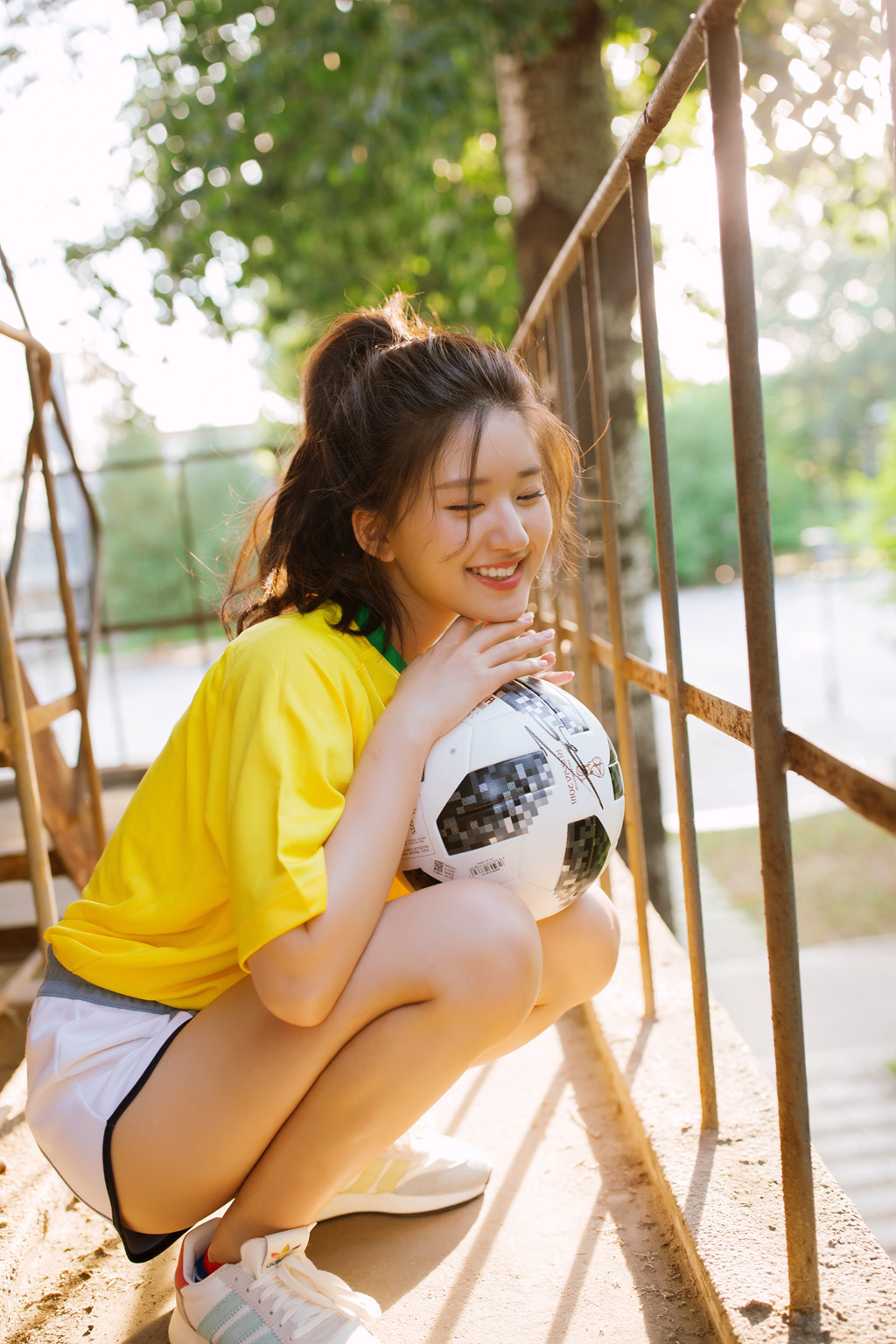 脸圆怎么显脸小又利落,脸大怎么穿搭学生