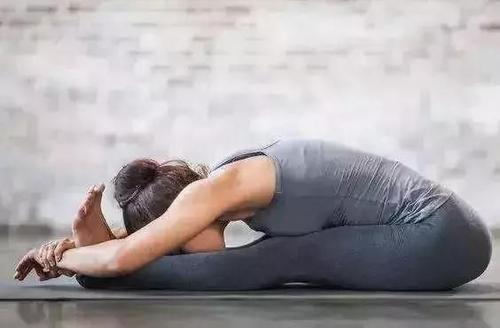 拉伸小腿后侧体式,空中瑜伽大腿后侧拉伸体式