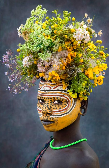 唇盘、彩绘，这个与世隔绝部落的传统，正在被现代世界入侵