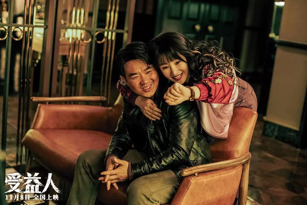 曾自嘲“借胸上位”，39岁的她终于等到了这部爆款《受益人》