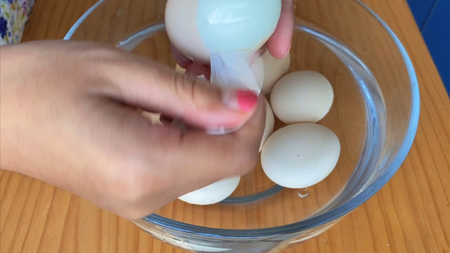 怎样煮鸡蛋不裂而且好剥皮,煮鸡蛋不破裂的正确方法