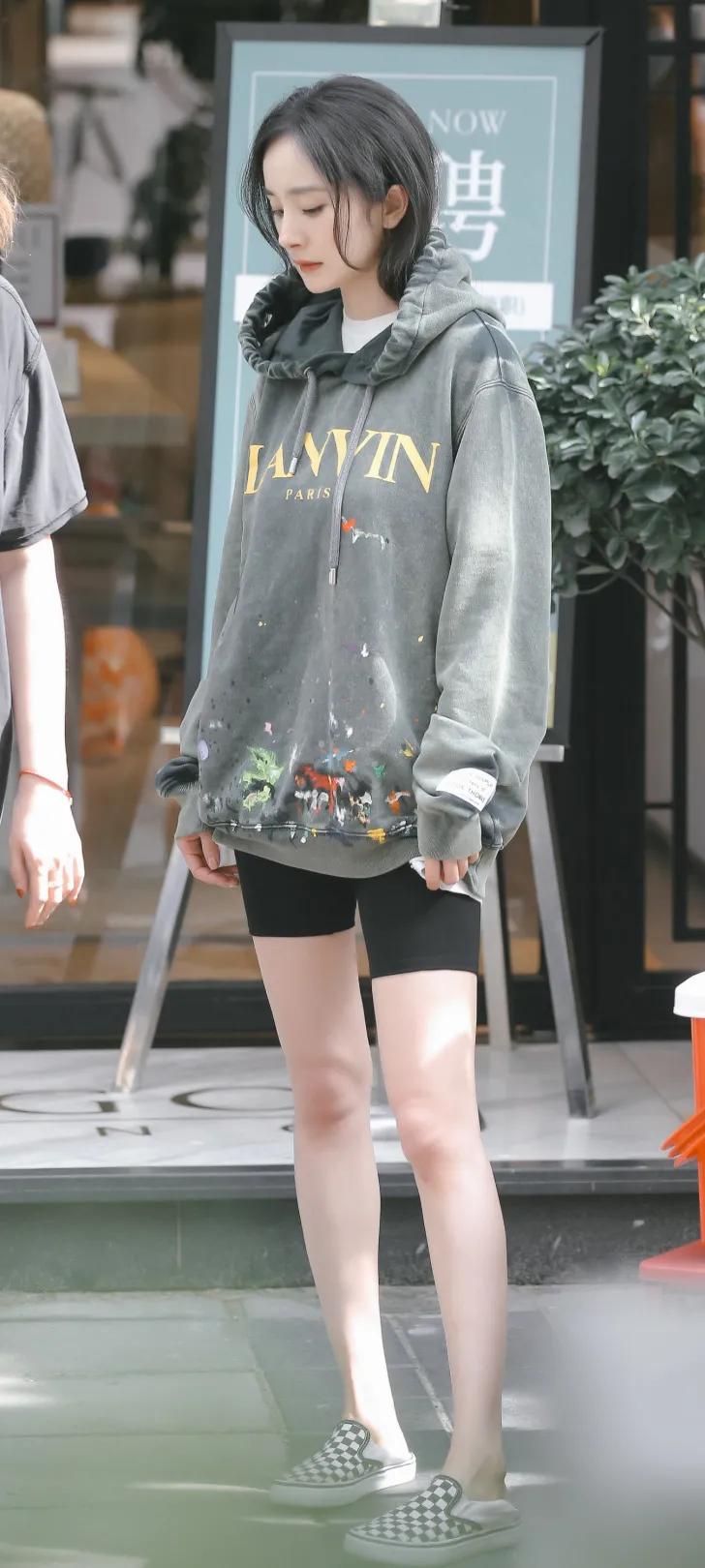 杨幂穿连体短裤时尚大片,杨幂现身粉色风衣配短裤