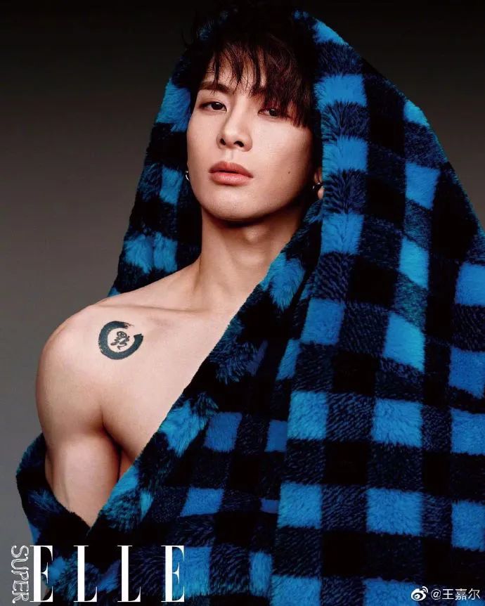 泫雅大秀身材,泫雅甜酷情侣写真