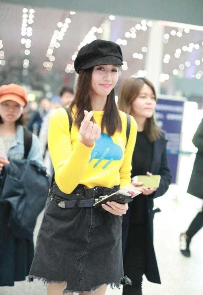 张钧甯高级感无敌了，穿深V领吊带连衣裙亮相，气质独特惊呆路人