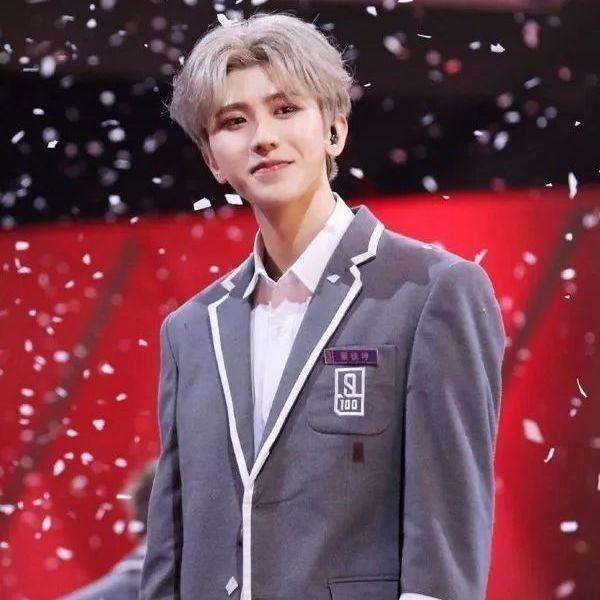 运动员杨倩和白敬亭,白敬亭追星成功晒杨倩亲笔签名照