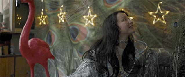 一个低胸性感女王,私底下想活得更严肃和朴素