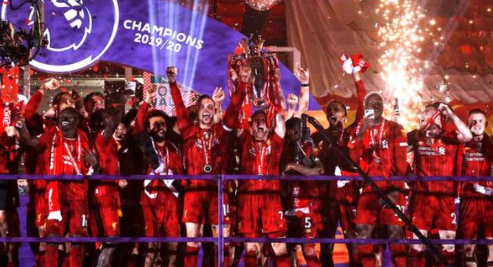 利物浦队长亨德森举起冠军杯,利物浦英超夺冠亨德森克洛普