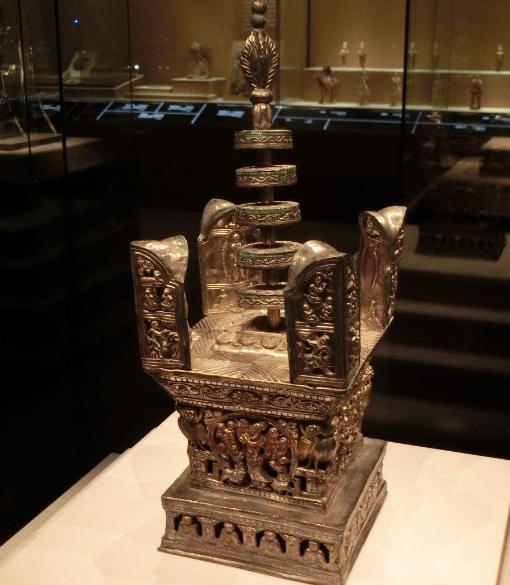 雷峰塔倒塌专家揭开白蛇之谜,雷峰塔出土的宝塔