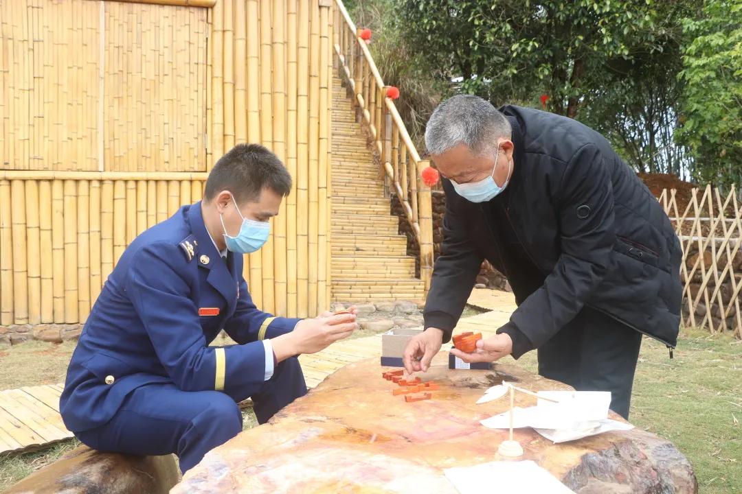 阿木爷爷消防员,阿木爷爷参观消防队