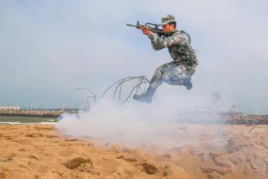 直击!第71集团军防空劲旅海上战斗誓言!