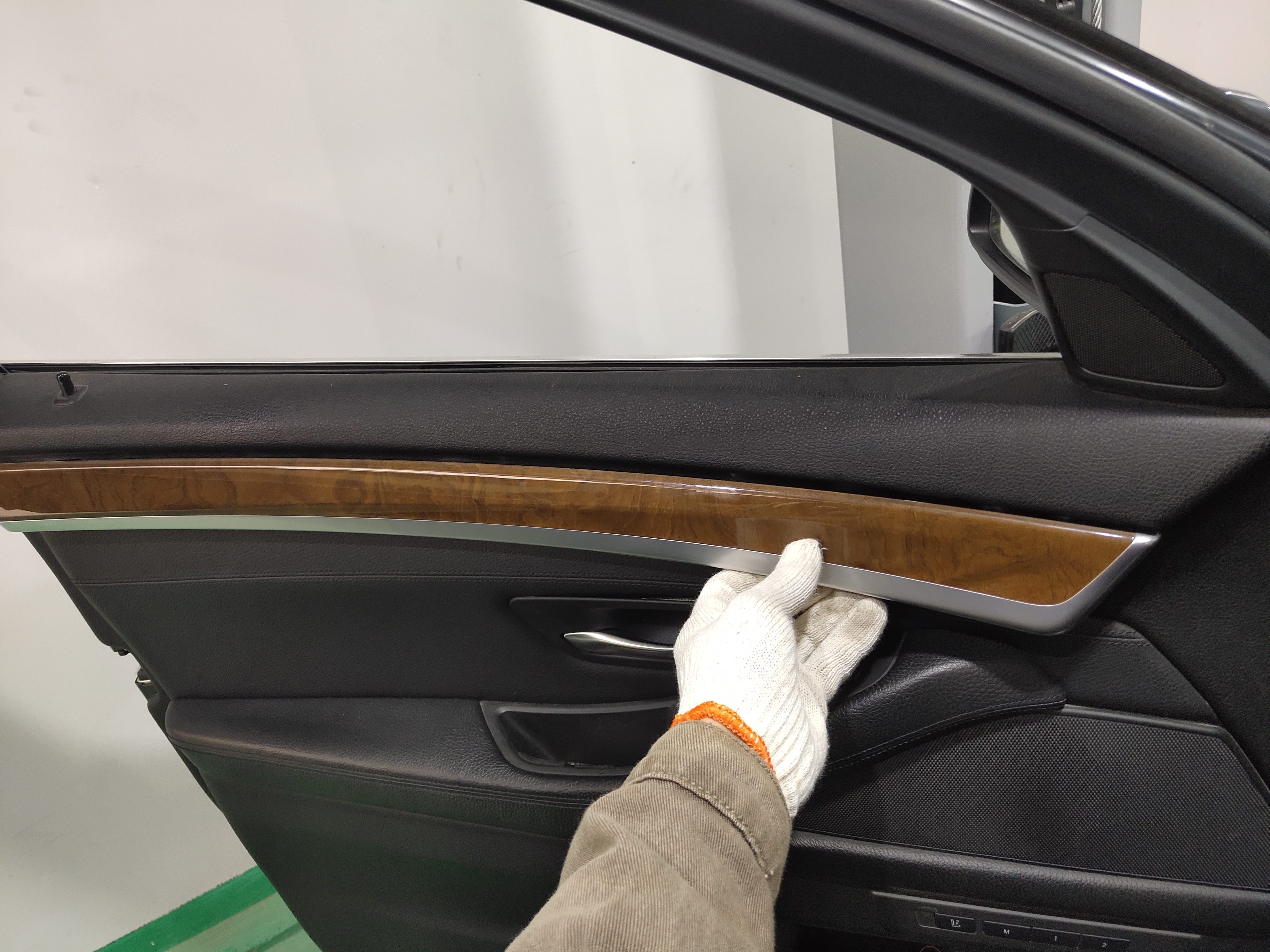 宝马525车门把手的塑料老化,宝马门内拉手橡胶老化怎么解决