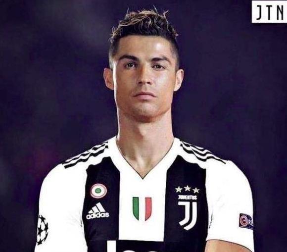 c罗在皇马展示第五座金球,从皇马开始做球王