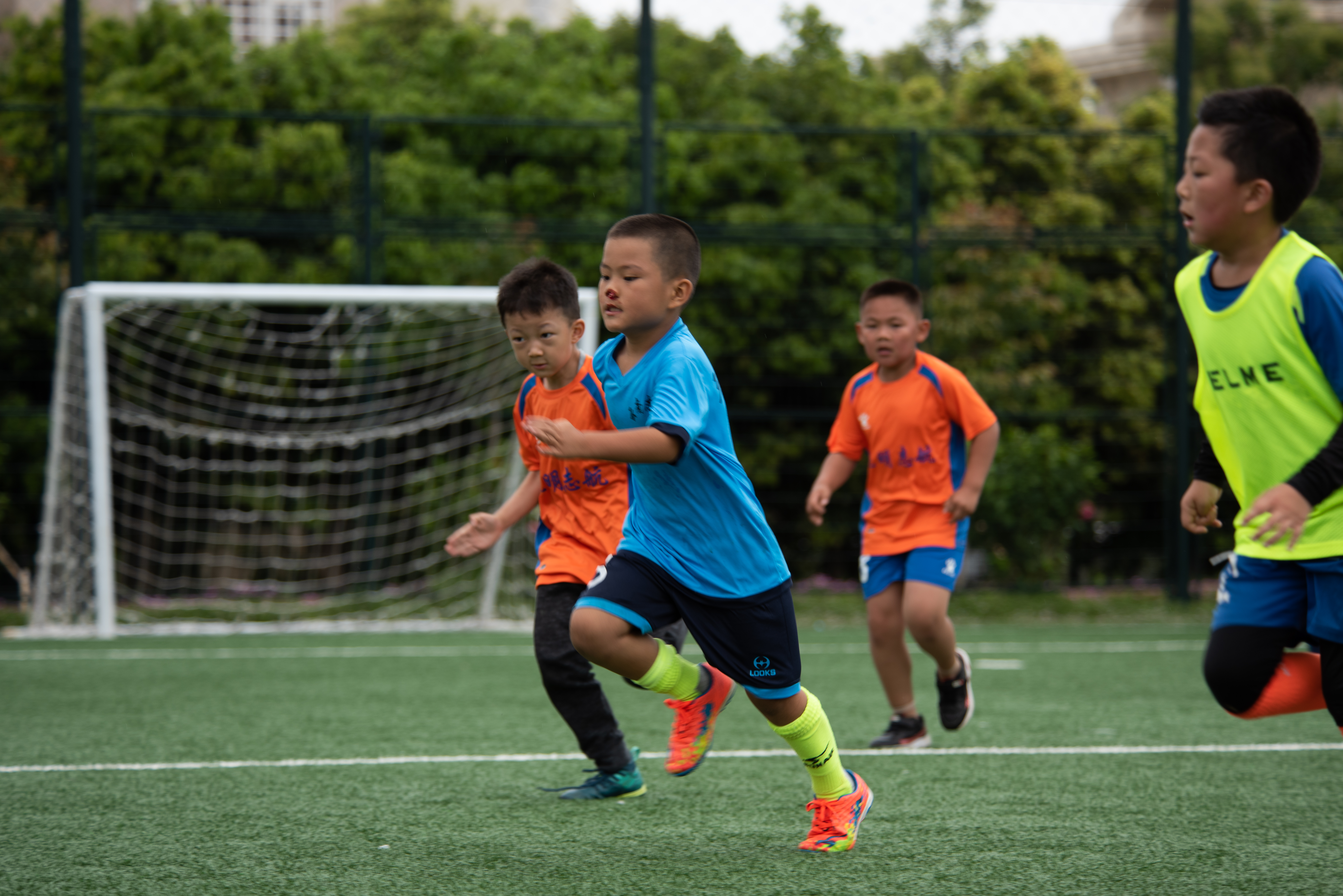 足球训练可以培训孩子的专注力吗,孩子12岁前如何练好足球基本功