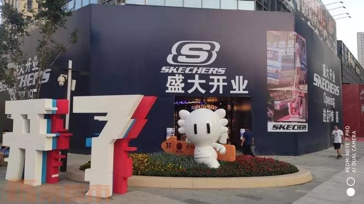 罗森喜茶联名,罗森喜茶立牌