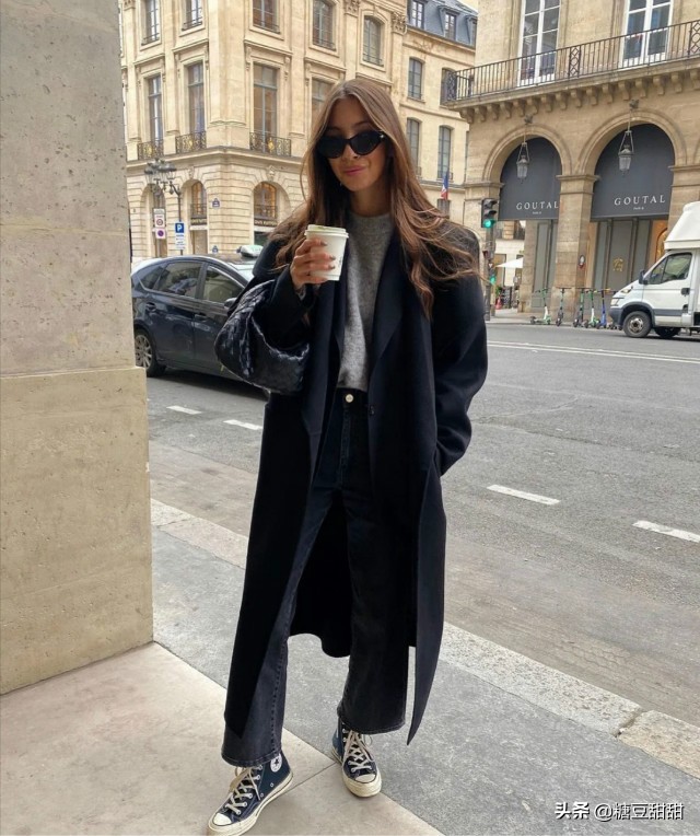 穿大衣配短雪地靴好看么,雪地靴鞋搭配大衣好看吗