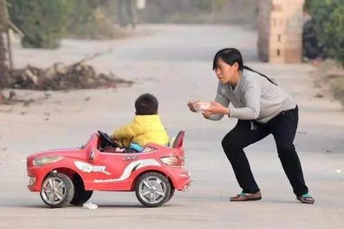 一直给孩子喂饭,怎么引导孩子自主进食