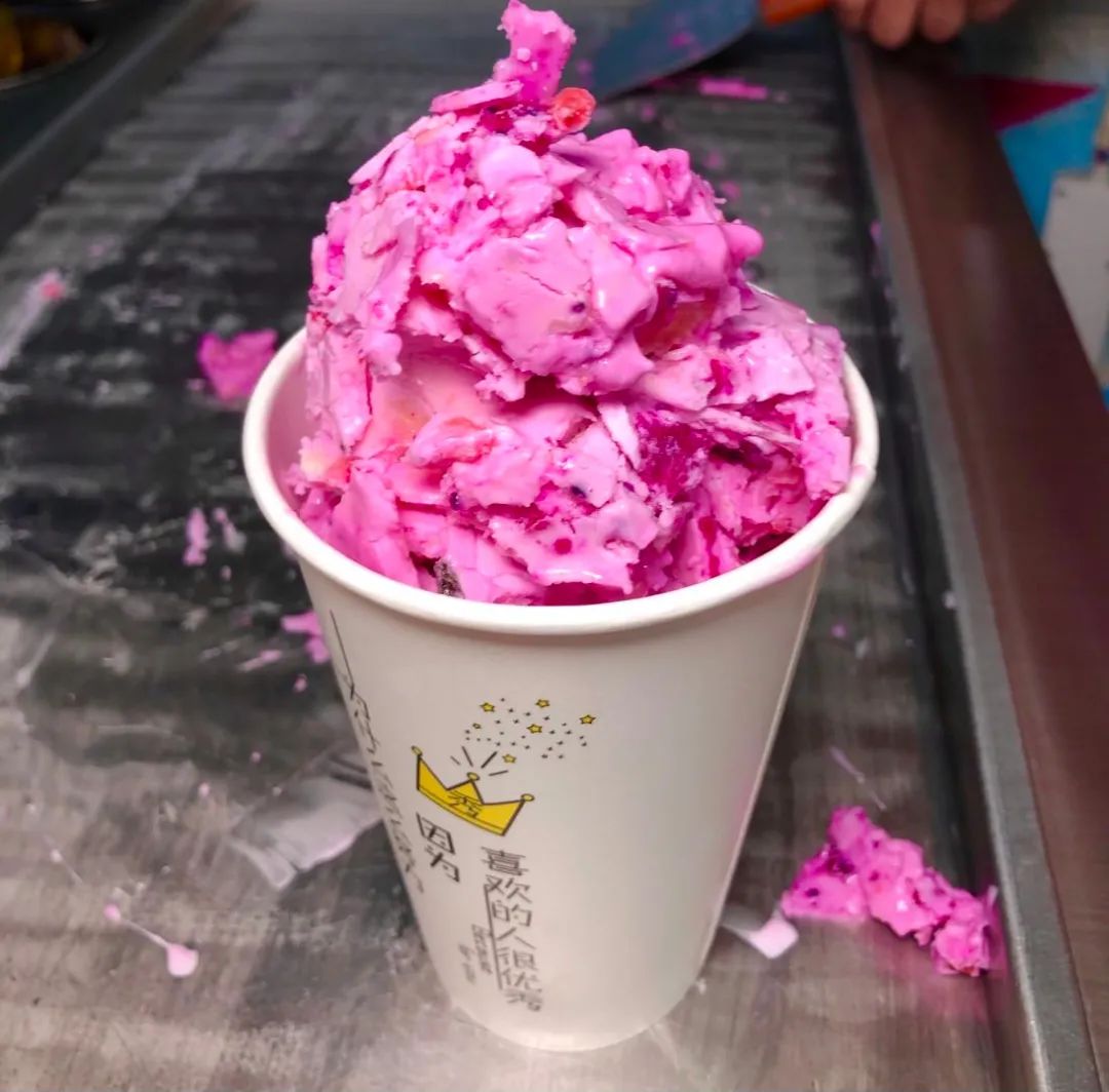 这家网红店的炒酸奶太好吃了,炒酸奶水果捞这家店挺正宗的