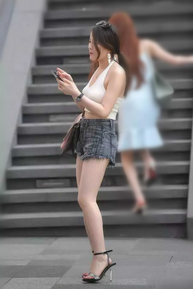 时尚牛仔裤穿搭街拍,夏季牛仔裤时尚穿搭街拍