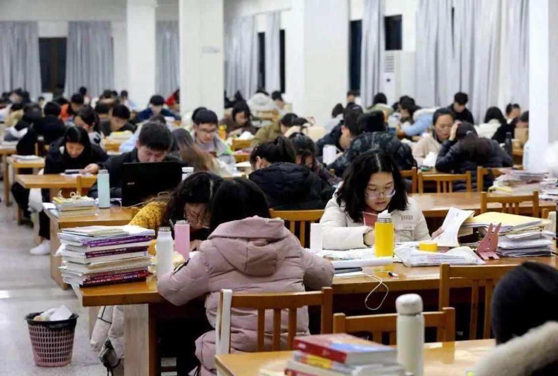 寒窗苦读有陷阱，踏入社会，太爱学习的人很难有出息