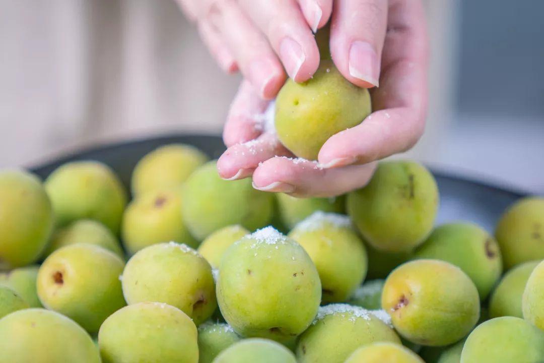 青梅的做法酸甜视频,爽脆青梅的做法
