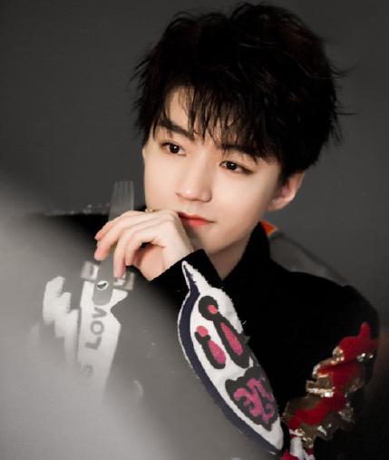 王俊凯怎么打哈欠的,王俊凯忍住打哈欠