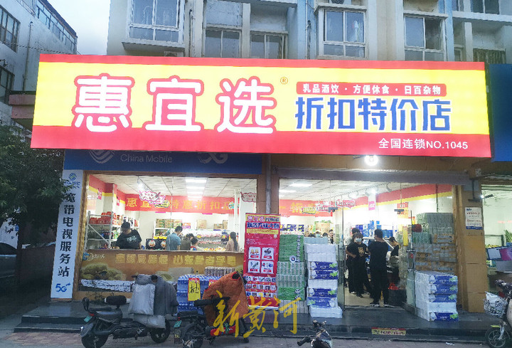 开在菜市场瞄准中老年群体,便利店“异类”来身边搅局了
