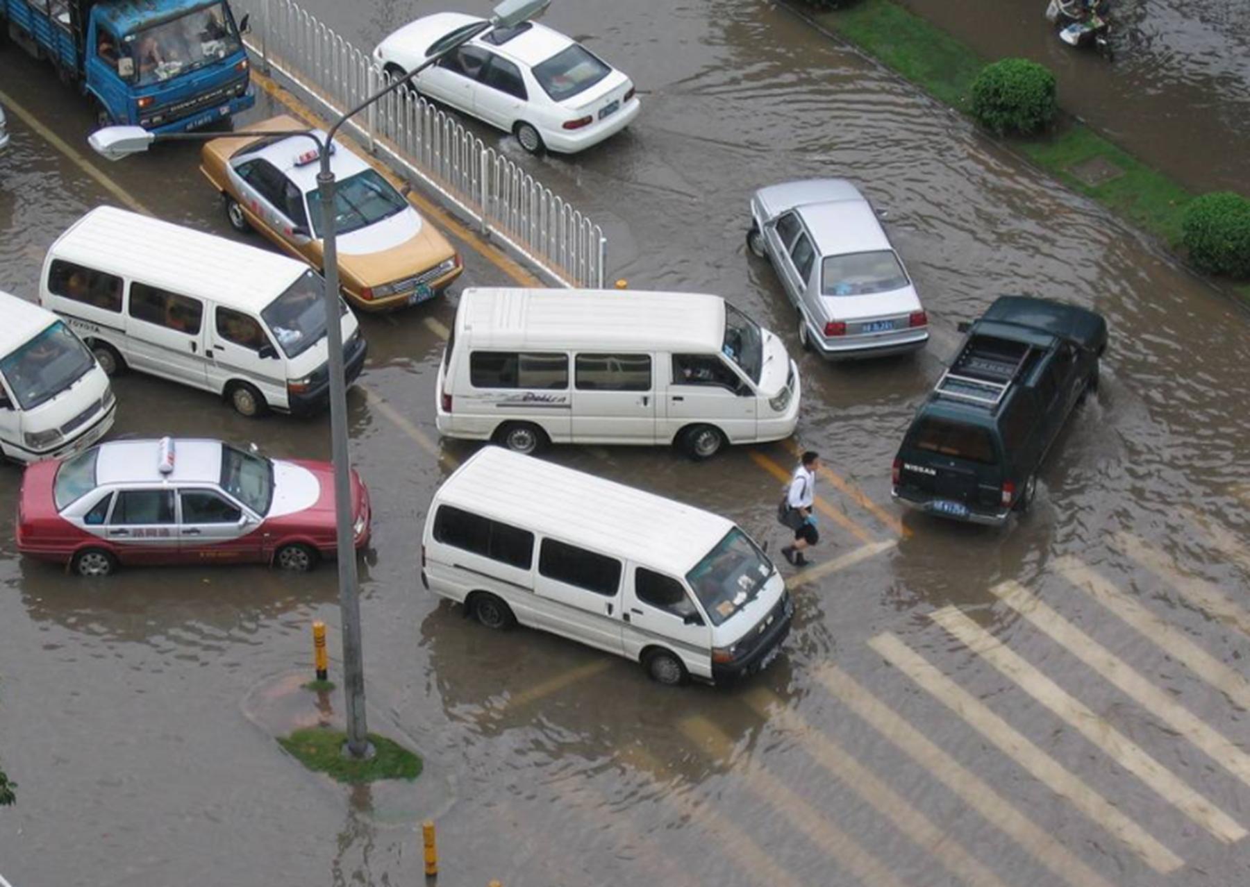 掉头转弯三不踩的操作,车掉头时什么也不踩吗