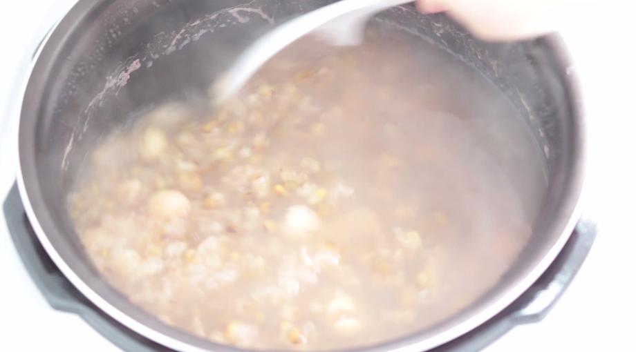 酷暑天气来碗冰镇莲子汤降降火,清热解毒又下火的绿豆莲子汤