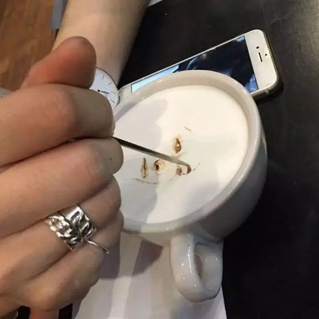 啊啊啊！喝咖啡时，我竟不小心“喝”了一幅名画？！
