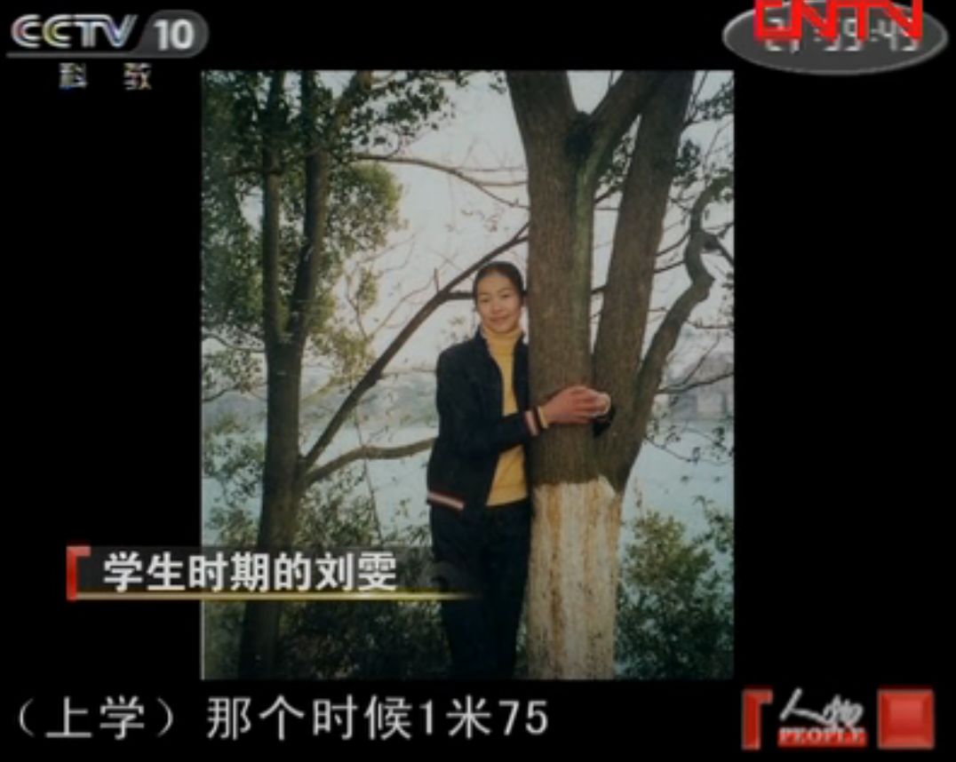 刘雯一年参加了几场时装周,刘雯时隔三年再登秀场气势依旧