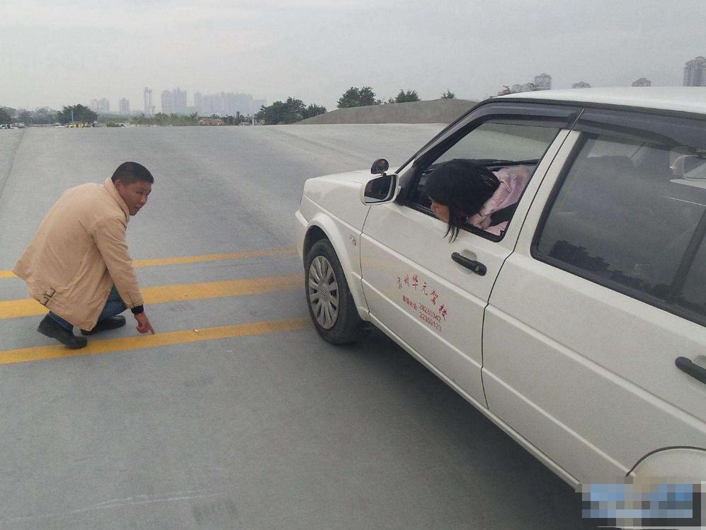 科目二半坡起步不熄火不溜车技巧,科目二考试半坡起步熄火怎样补救