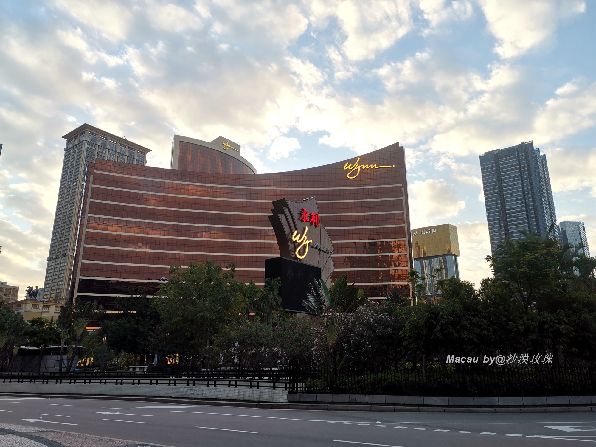 澳门葡京酒店豪华客房一晚多少钱,澳门的美高梅酒店住一晚要多少钱