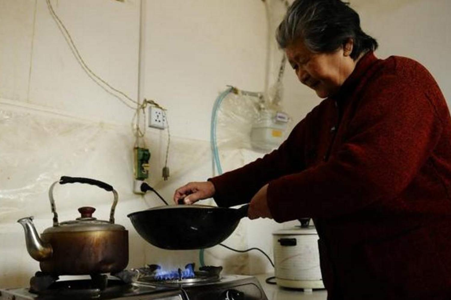 产后坐月子要婆婆还是妈妈来照顾,月子期间谁来照顾宝宝比较好