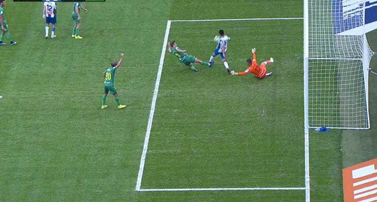 加列戈乱点鸳鸯谱酿苦果！武磊换右路被打穿造点球争议全靠自己