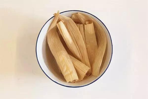 用玉米皮做的手工作品,手工玉米皮编席子教程