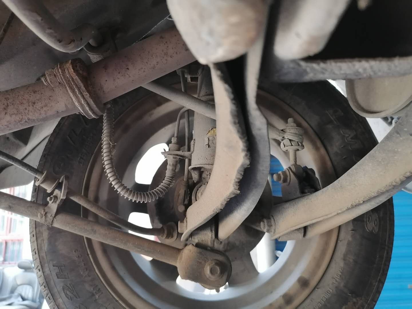 发动机漏油损伤皮带,发动机皮带断裂堵塞油底壳