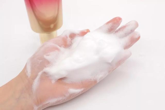 如何选择安全的洗面奶 (洗面奶该怎么选才好)