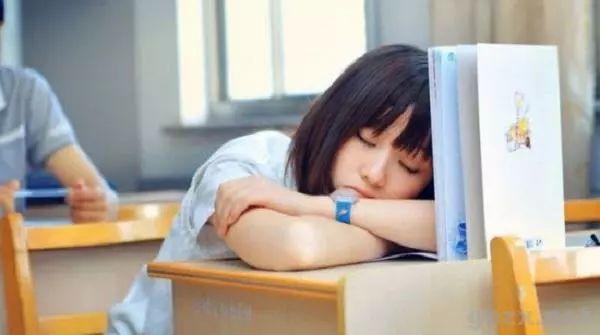 上课同学老是讲话怎么管理,如何管理课堂上爱说话的孩子