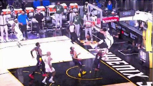 保罗恶意犯规字母哥,裁判解释驱逐字母哥原因