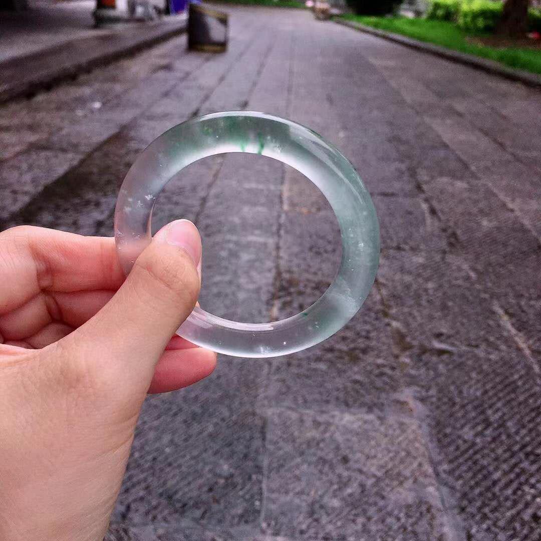一万多偏青绿翡翠手镯,一万多买的翡翠手镯有条石纹