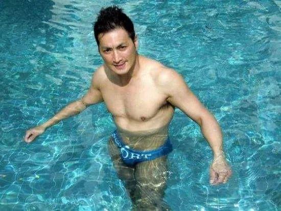 何家劲已经60岁了展昭还是那么帅,展昭最后活了吗