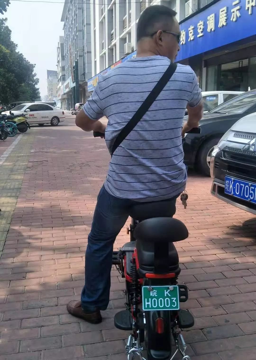 刚刚！皖KH0001！被这位美女拿到了