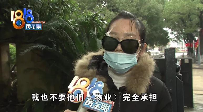 大姐骑电动车摔倒在路上,大姐骑电动车摔到沟里