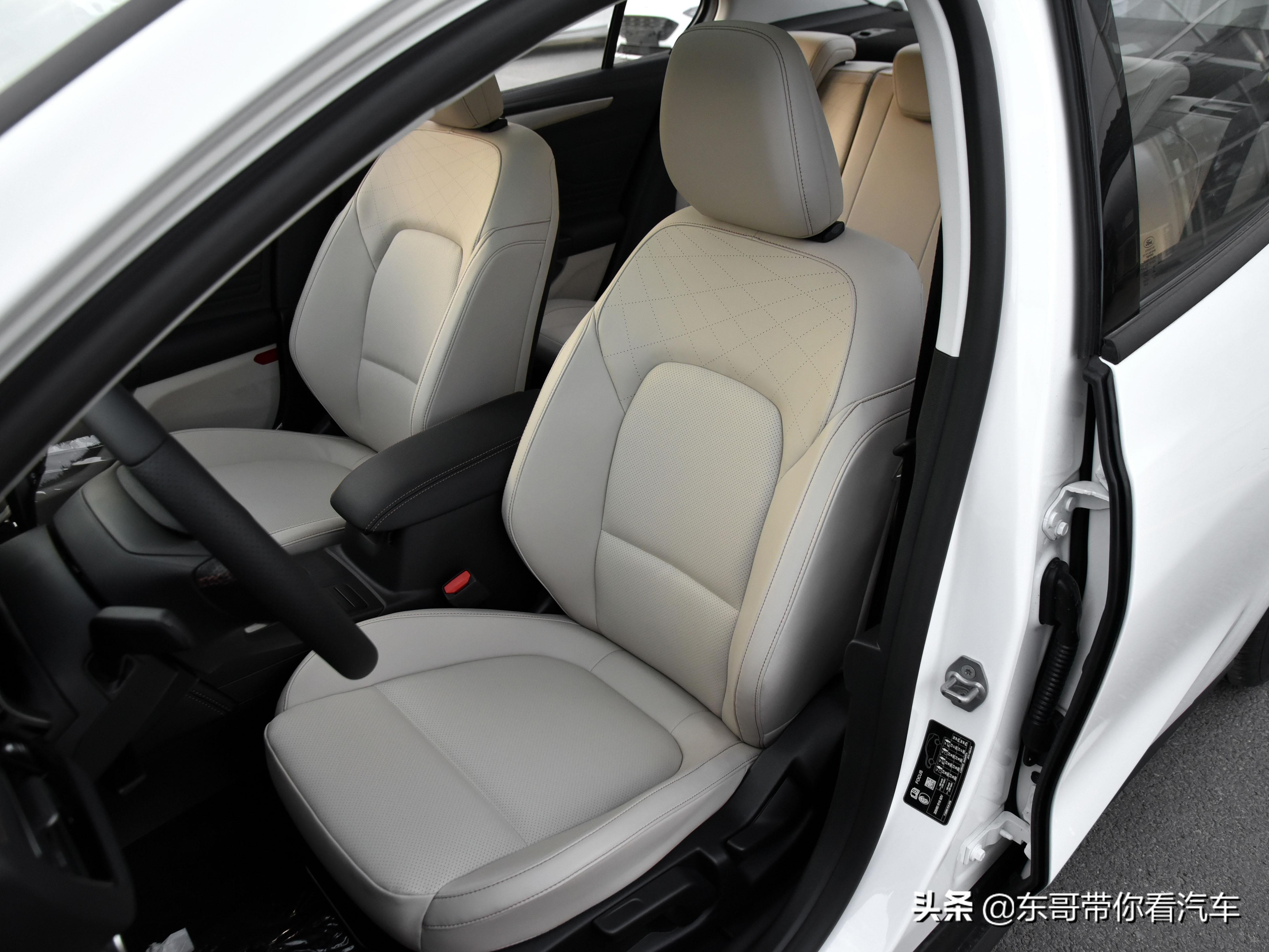 空间不输紧凑型的小型车,买1.4t朗逸还是1.5t新福克斯