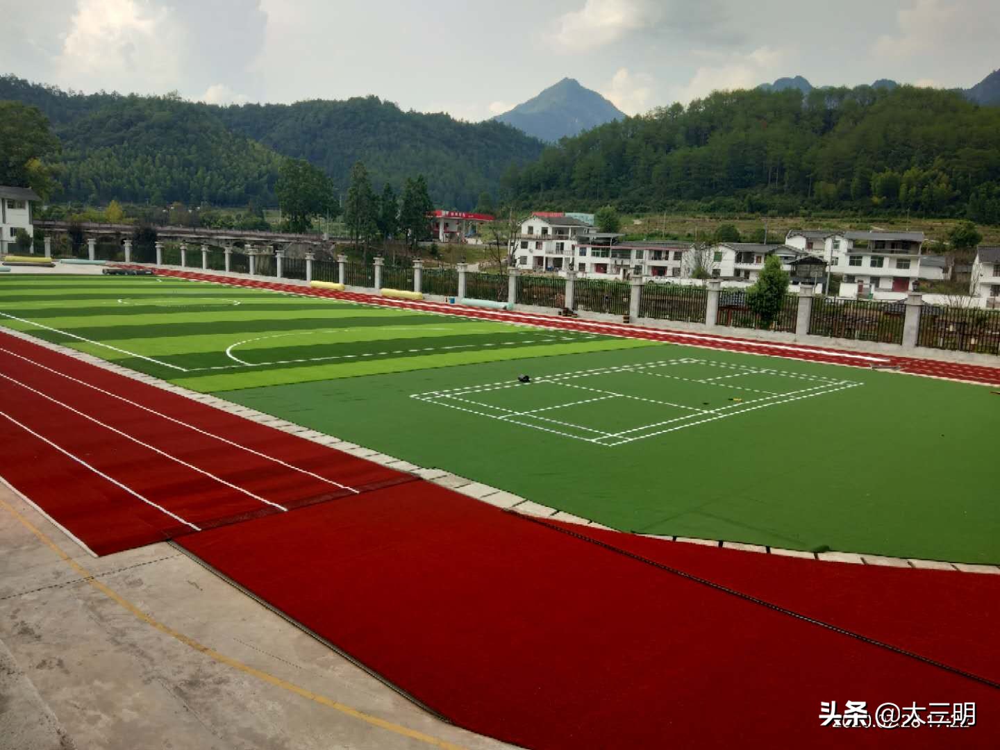 「五比五晒」美颜再升级！“土”操场变“白色操场”后，再变身“绿色操场”