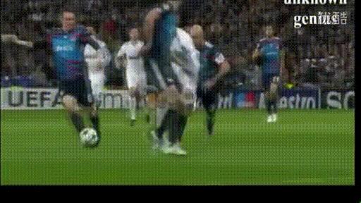 球王假装老人踢足球,内马尔假摔和c罗假摔哪个多